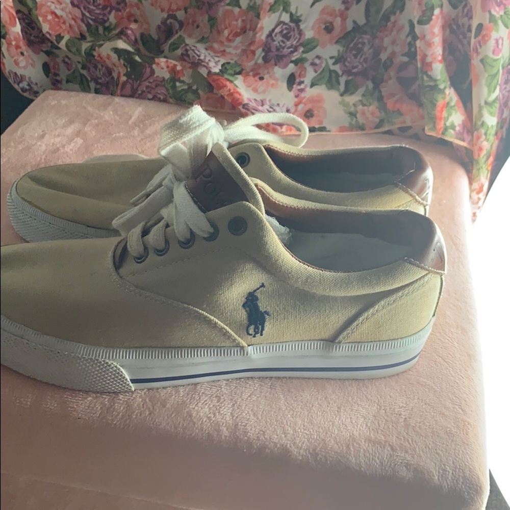 Tennis shoes